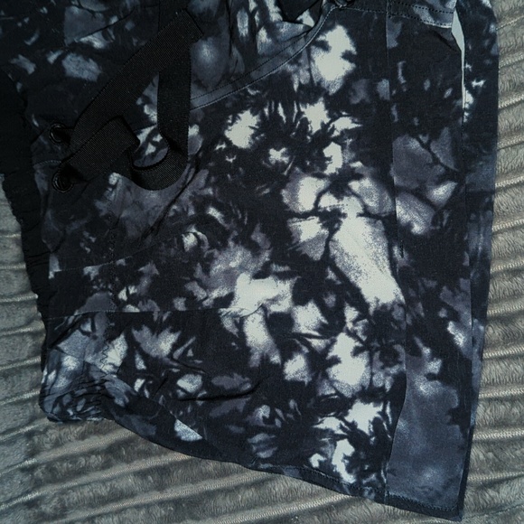 Lululemon Cuffed shorts with pleats. - Picture 4 of 6